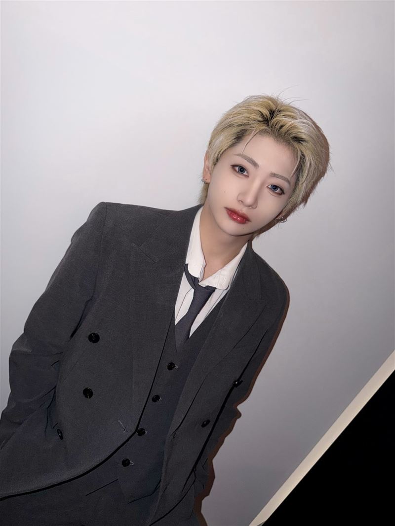 韓國新人男團CHASER成員REN嗆粉絲「啊不然是要怎樣」。(圖/翻攝自X平台 @CHASER_ofcl)