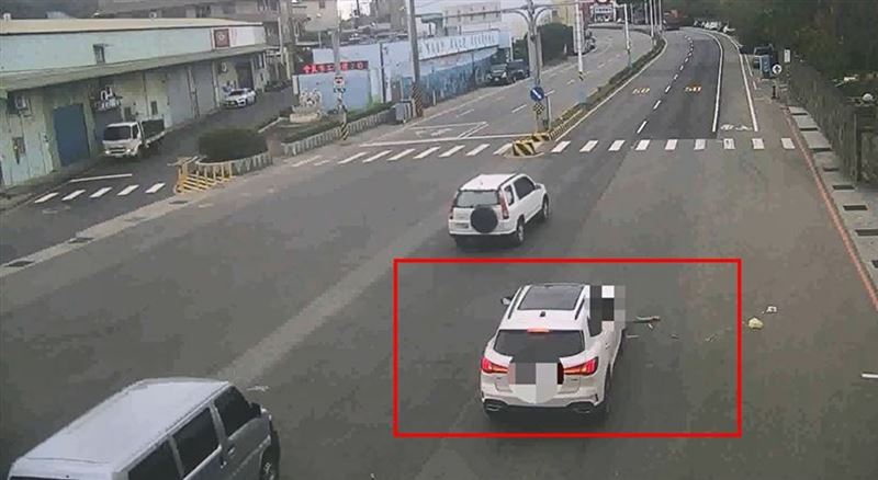 李女開車撞上「蔡姐」。(圖/翻攝畫面)