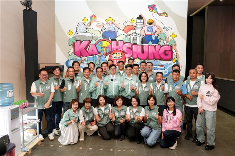 賴瑞隆競總今天舉行開幕團拜,競總主委陳其邁、高雄立委與議員們齊聚一堂。(圖/賴瑞隆競辦提供)