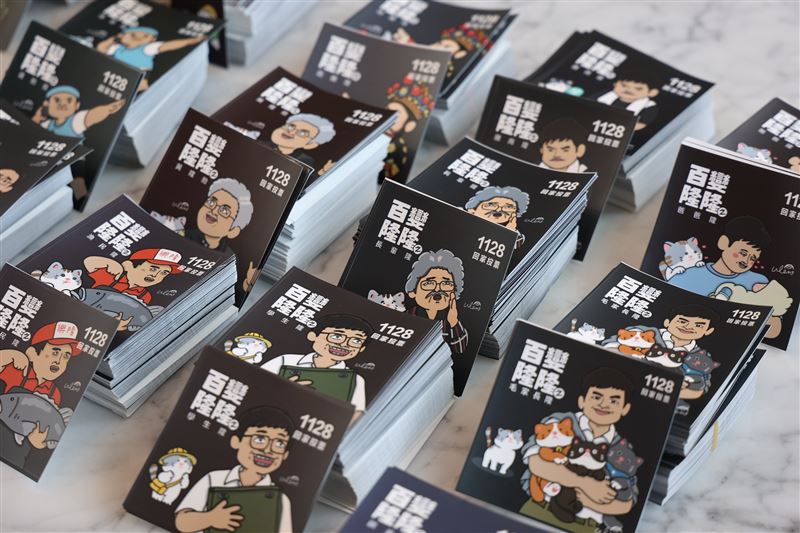 賴瑞隆競總今天舉行開幕團拜,現場也有超逗趣「百變隆隆」貼紙。(圖/賴瑞隆競辦提供)
