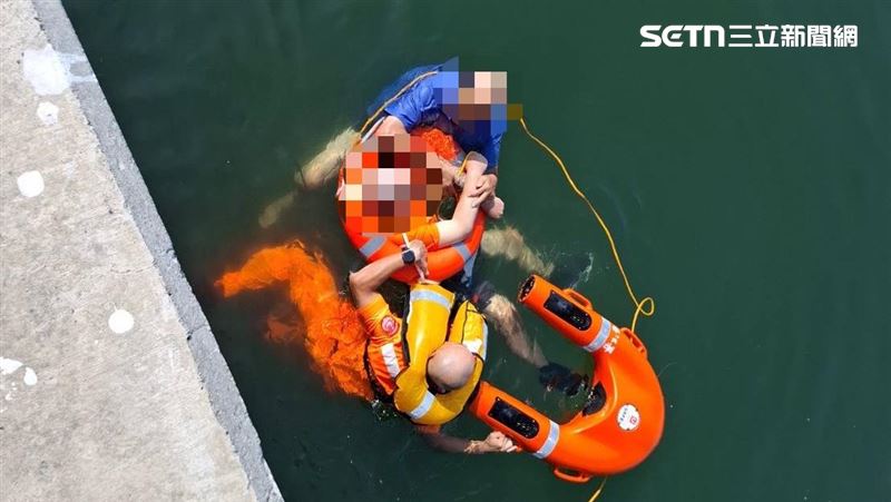 兒墜漁港亡…老父仍「跳海抱屍」畫面曝！
