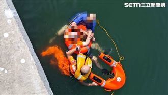 兒墜漁港亡…老父仍「跳海抱屍」畫面曝！