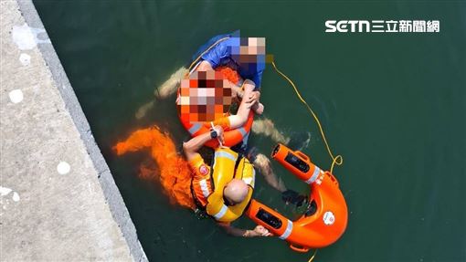 兒墜漁港亡…老父仍「跳海抱屍」畫面曝！