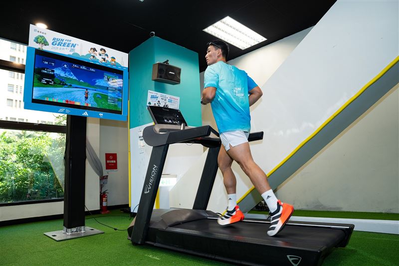 富邦金控攜手adidas與永悅健康舉辦「Run For Green®健康綠動大挑戰」，民眾參加「2026富邦全民線上跑」累積跑滿40公里即可參與邦助計畫，將日常跑步里程轉化為種植樹苗或捐贈公益夥伴的實際行動，共同支持環境永續與運動平權。（圖／富邦金控提供）