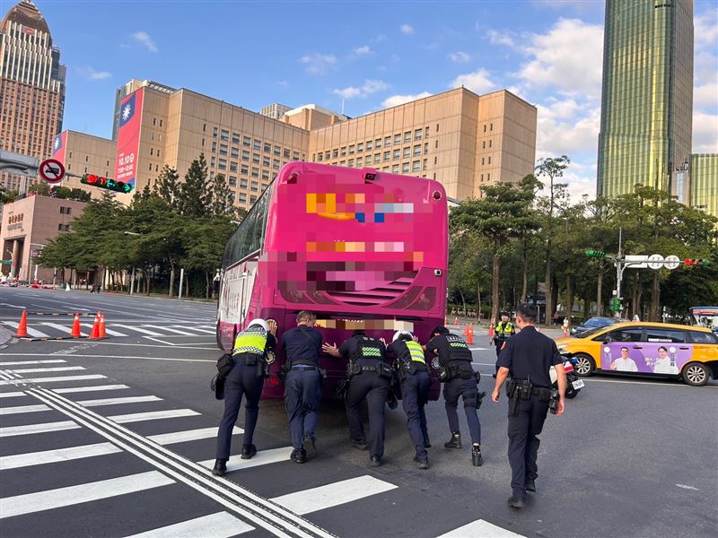 台北市信義區市府路、松壽路口9日下午一輛遊覽車故障卡在路中央。(圖/翻攝畫面)