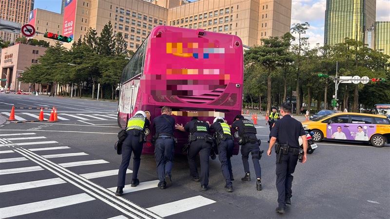 信義區遊覽車整輛卡路中！6警推車全被拍