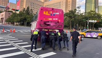 信義區遊覽車整輛卡路中！6警推車全被拍