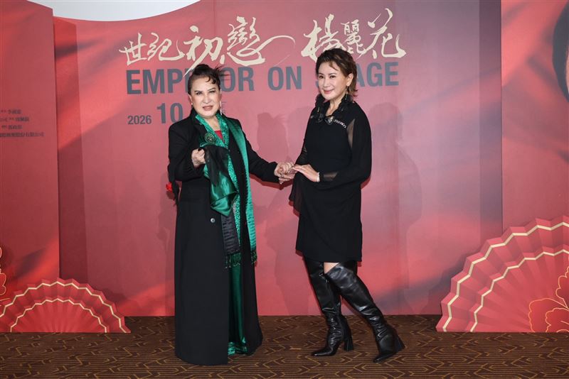 楊麗花(左)在陳亞蘭陪伴下現身。(圖/記者鄭孟晃攝影)