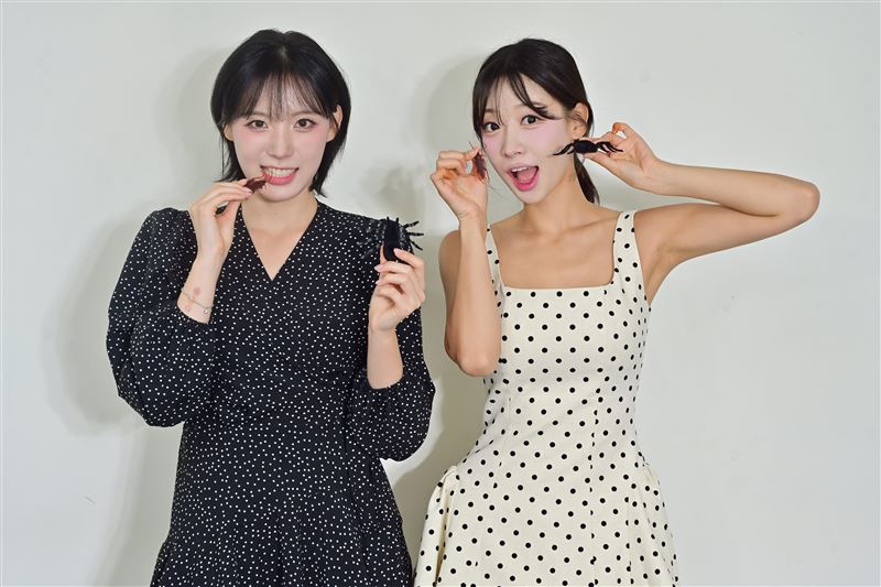 河智媛與禹洙漢對於台灣的巨型小強都相當崩潰。(圖/ofiii歐飛影音平台提供)