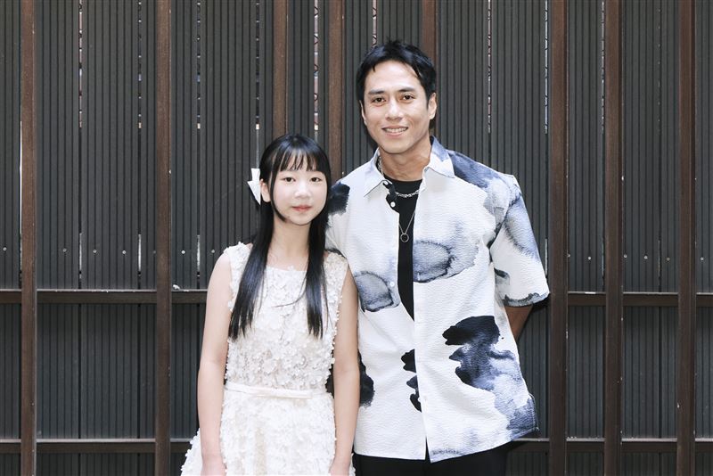 莊凱勛(右)與林呈恩(左)在《都市開基祖》飾演父女。(圖/客家電視提供)