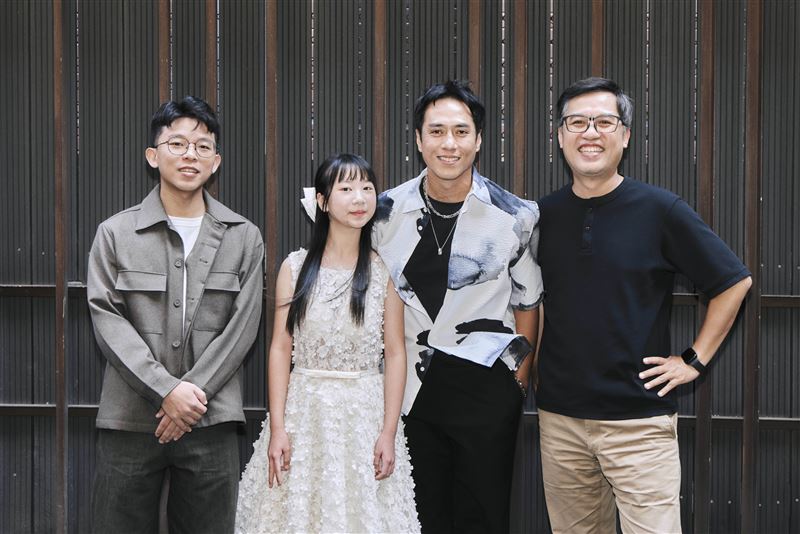 朱平導演(左1)感謝製作方與演員們的支持。(圖/客電視提供)
