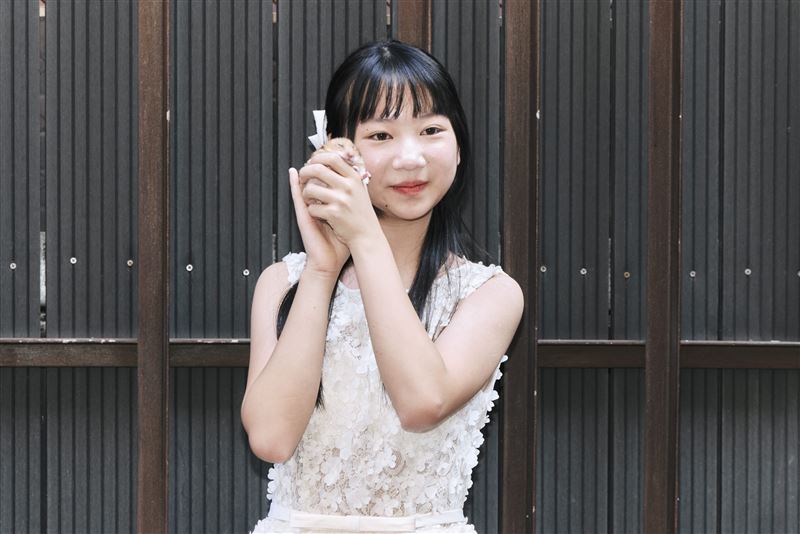 林呈恩與倉鼠Hoshi。(圖/客家電視提供)