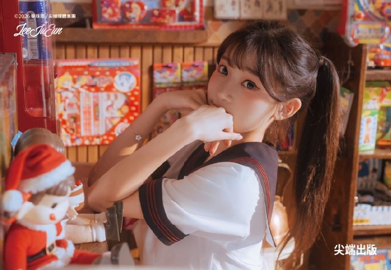 李珠珢化身成為水兵服學生妹。（圖／尖端出版提供）