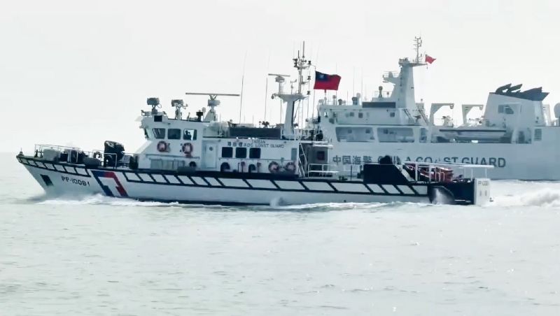 台灣海巡艇拒止4艘中國海警船13日侵擾金門水域,最終海警船全數航出水域。(圖/海巡署金馬澎分署提供)