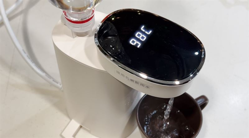 迷你瞬熱飲水機適合放在辦公桌或居家空間,隨時快速取得四種溫度飲水。(圖/品牌業者提供)