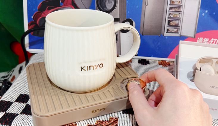 體積輕巧的恆溫杯墊協助維持飲品適口溫度。(圖/品牌業者提供)