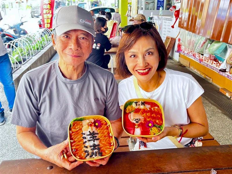 民進黨立委邱議瑩(右)親赴高雄龍華市場名店,手捧「洋流」與「百變隆隆」應援丼飯開心合影。(圖/翻攝自邱議瑩臉書)