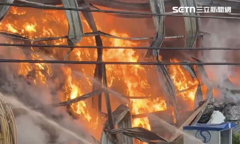 眼看火勢不斷在鐵皮工廠悶燒不是辦法,調派怪手拆除。(圖/翻攝畫面)