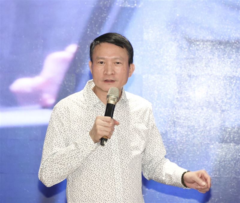 秦楊在公益影集宣傳活動上,大方表態支持民進黨議員參選人陳聖文。(圖/記者田俊彥攝影)