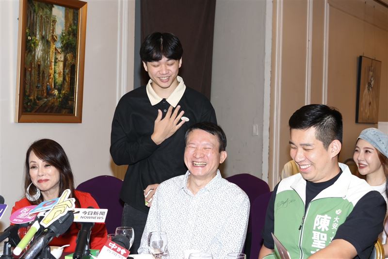 迷你彬(溫玄煜)在公益影集中,與秦楊飾演父子。(圖/記者田俊彥攝影)