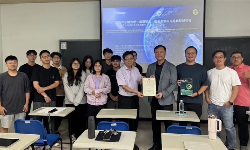 海洋保育署副署長暨成大海事所教授施義哲頒發感謝狀予金士懿教授，與該系碩博士生合影留念。（圖／金士懿提供）