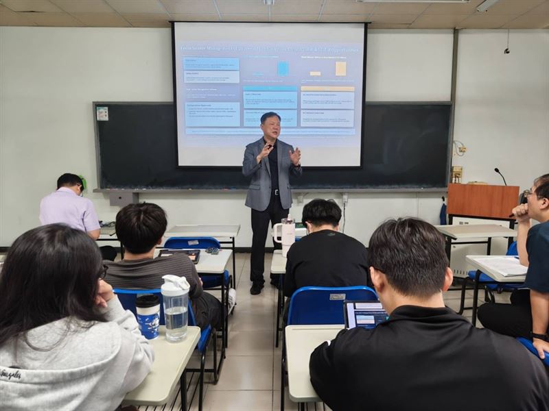 金士懿教授解析漂流木之「藍黃碳價值」與全球碳市場機遇。（圖／金士懿提供）