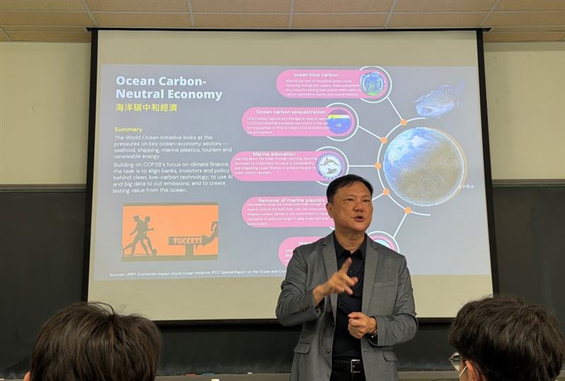 金士懿教授在講台上針對「海洋碳中和經濟」（Ocean Carbon-Neutral Economy）主題進行精彩演講的實況。（圖／金士懿提供）