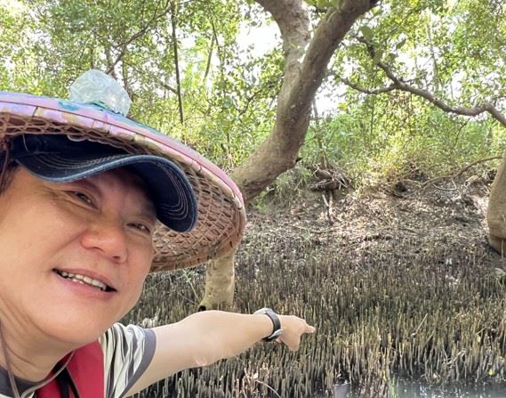台灣的「藍碳」寶庫！金士懿赴台南紅樹林考察濕地生態，帶領大家深入認識紅樹林在碳吸存與海岸守護上的關鍵角色。（圖／金士懿提供）