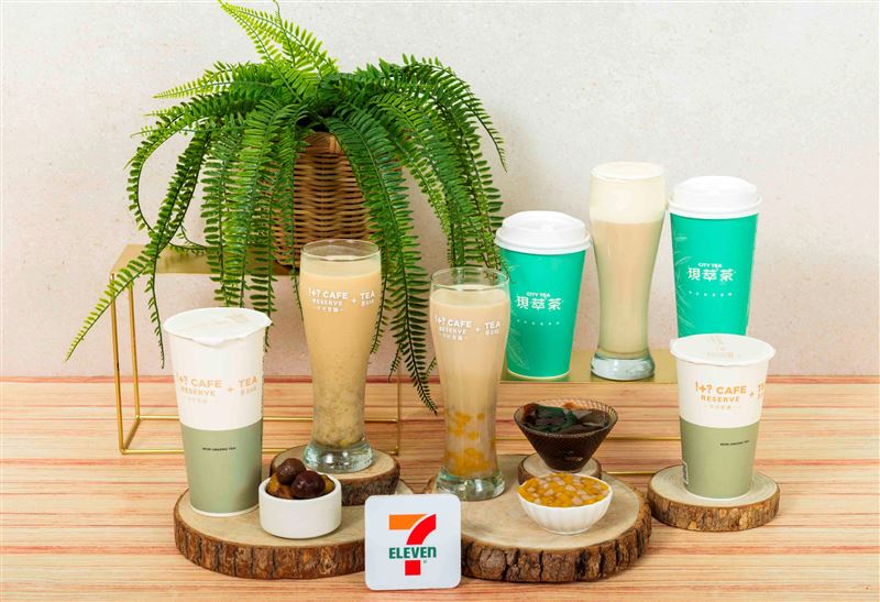 雙茶品牌CITY TEA現萃茶、!+ CAFE RESERVE+TEA不可思議茶BAR加入「濃郁系」行列,推出暖心熱奶蓋、甜點系「蒙布朗風味茶拿鐵」及多款加料新選擇。(圖/品牌業者提供)