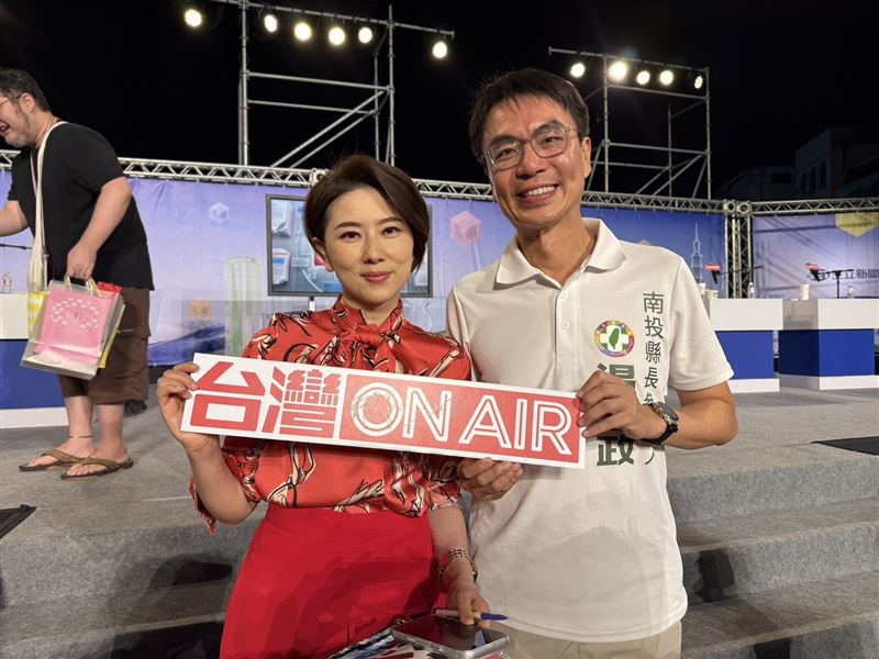 民進黨南投縣長參選人温世政出席開講活動,三立節目主持人許貴雅開心合照。(圖/翻攝自温世政 Wen Shih-cheng臉書)