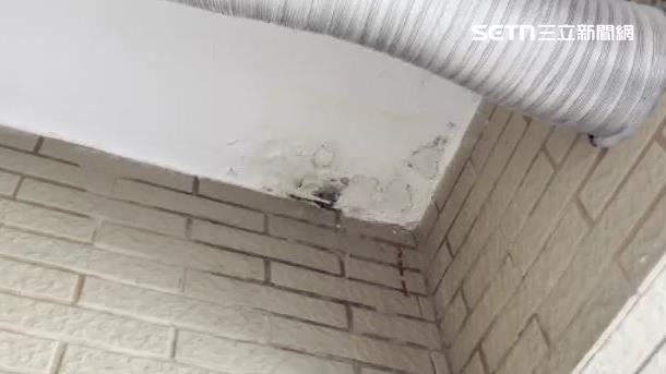 出現嚴重壁癌,屋主也控訴建商沒有積極處理