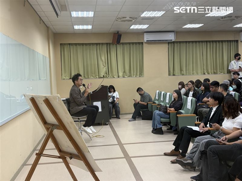 沈伯洋今晚至台北大學台北校區參加「台北.無限之城」台北市長候選人論壇,與青年學生交流台北市政及城市發展議題。(圖/記者簡浩正攝影)