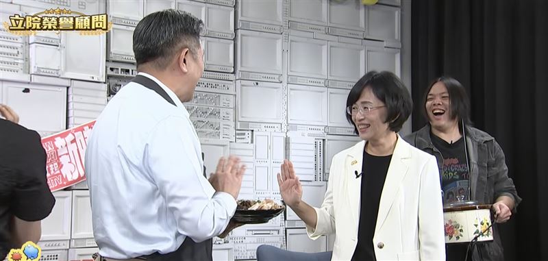 蘇巧慧對著小卷起誓,「我一定會努力」,還說自己看到民調還是很戒慎恐懼,「我不是來拚民調贏,是拚選票多的!」(圖/翻攝自94要客訴YT)