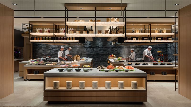 台北國泰萬怡酒店MJ Kitchen全日餐廳自助餐券每張999元至1,199元,旅展期間享買十送一。(圖/飯店旅宿業者提供)