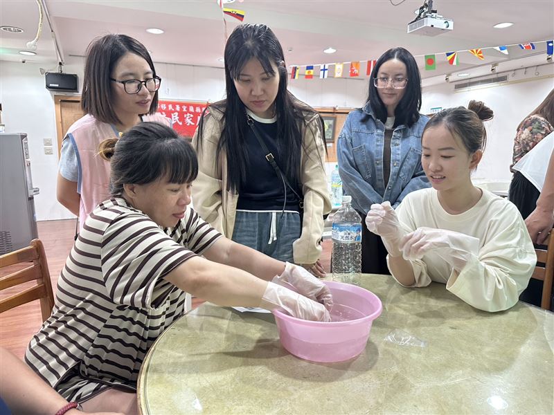 中國新住民郭又榛來臺 23 年,帶領學員體驗手洗愛玉。。(圖/移民署提供)