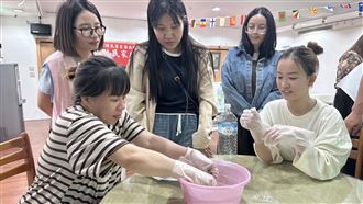 一碗手洗愛玉　新住民揉進在地深情
