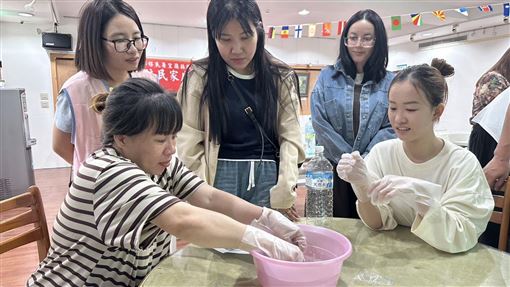 一碗手洗愛玉　新住民揉進在地深情