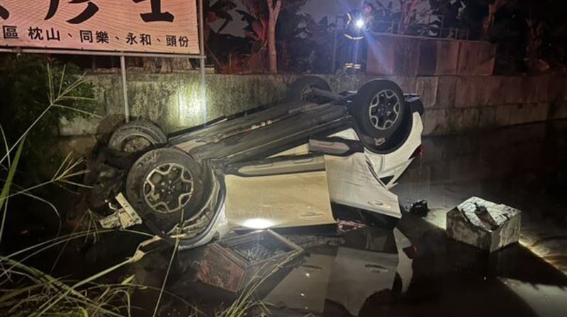 休旅車衝下田裡翻覆！祖孫3代受傷送醫