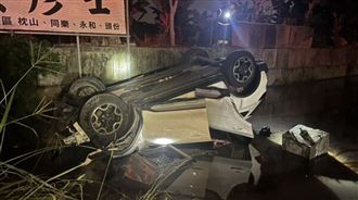 休旅車衝下田裡翻覆！祖孫3代受傷送醫