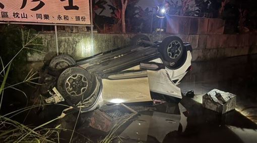 休旅車衝下田裡翻覆！祖孫3代受傷送醫