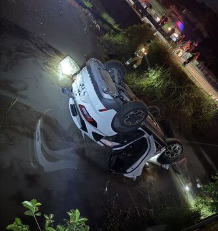 休旅車載有2大人、3幼童的轎車翻覆田間。(圖/翻攝畫面)
