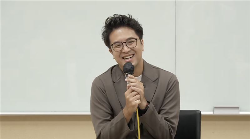 被學生當場考英文,讓沈伯洋笑翻直呼,「太嗆了!」(圖/翻攝畫面)