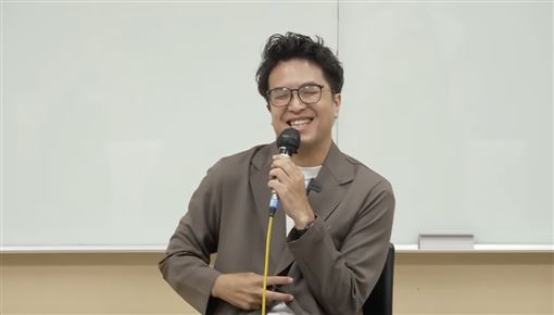 學生當場考1句英文　沈伯洋笑翻：太嗆了