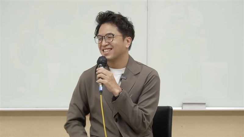 被學生當場考英文,讓沈伯洋笑翻直呼,「太嗆了!」(圖/翻攝畫面)