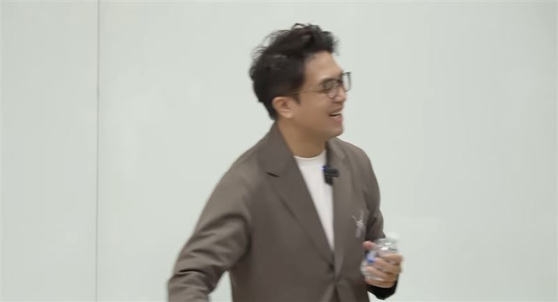 被學生當場考英文,讓沈伯洋笑翻直呼,「太嗆了!」(圖/翻攝畫面)