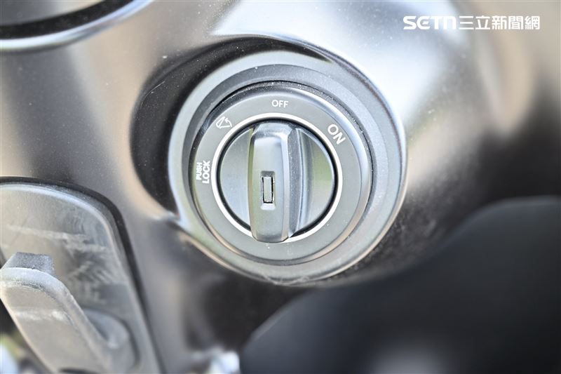Gogoro Luna將Keyless旋鈕與傳統鑰匙孔整合在一起。(圖/記者鍾釗榛攝影)