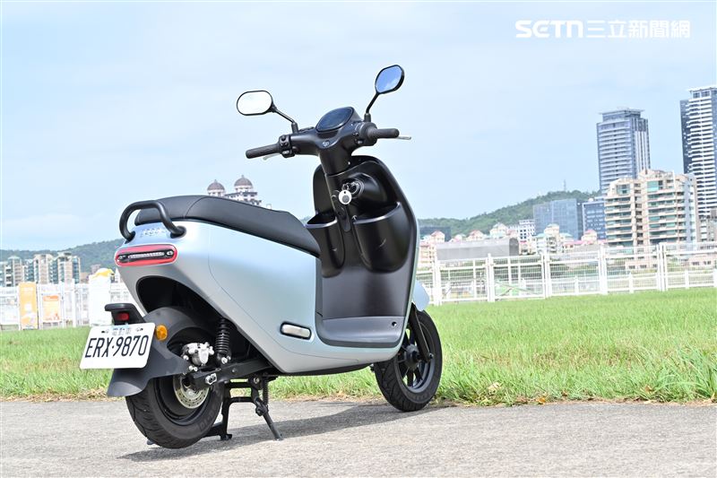 車尾月弧形尾燈也相當有特色。(圖/記者鍾釗榛攝影)
