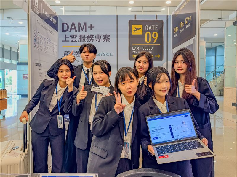 世新資傳系畢製專題產學組「ZAN 跨域整合團隊」,展現資安監控轉向雲端應用的成果。(圖/世新大學提供)