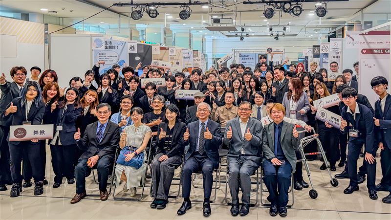 世新大學資訊傳播學系112級畢業成果展《Speci⁺_人擇空間》,師長、校友、產業代表與學生共同見證展覽啟動。(圖/世新大學提供)