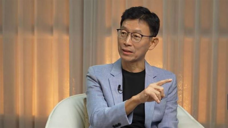 現任香港聚芯資本管理合夥人、前瑞銀與大和證券知名外資分析師陳慧明(Eric Chen)指出,台股走勢「無力終看台積電」,法說會前夕若因短線情緒拉回,非但不是風險,反而正是長線投資人進場的最佳買點。(圖/翻攝自財經節目《鈔錢部署》YouTube頻道)